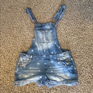 L.e.i. Shorts overalls with daisies